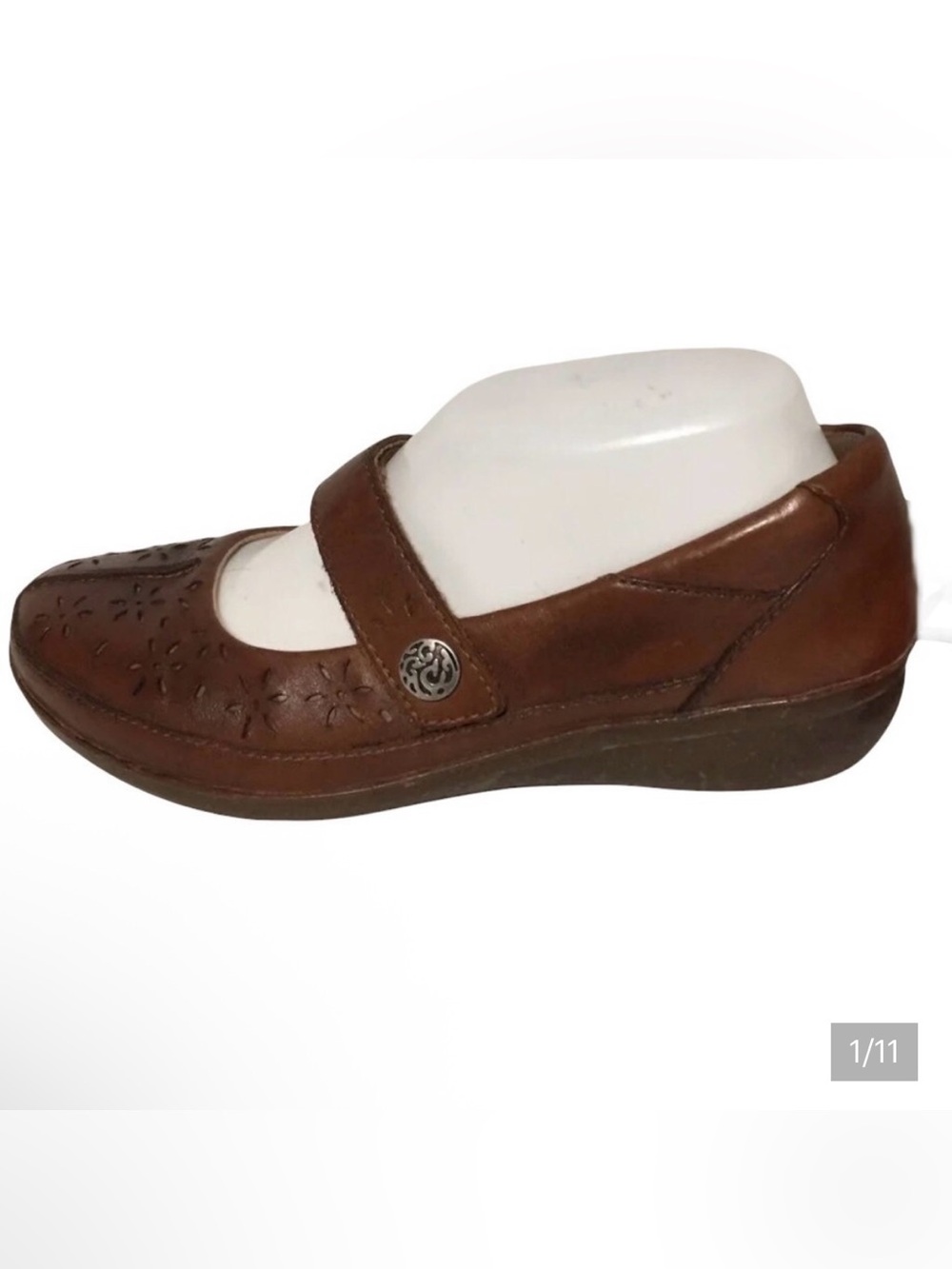 CLARKS SOFT CUSHION  SLIP ON MARY JANE STRAP SZ 6